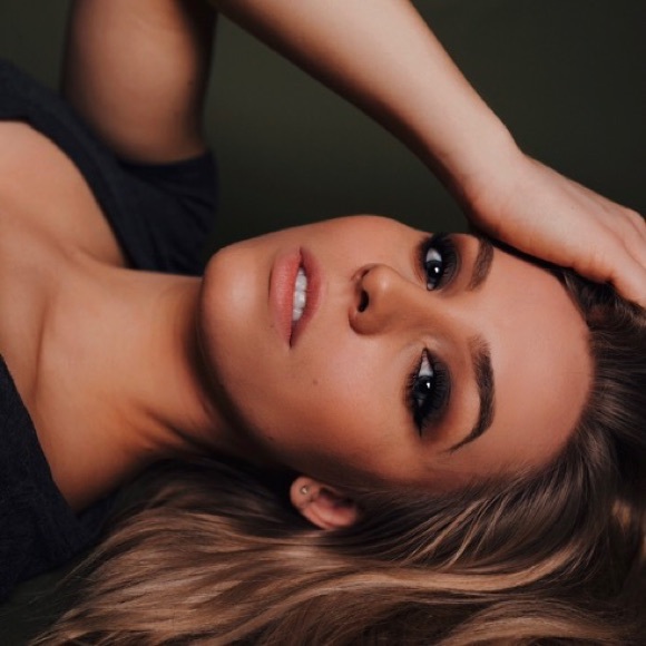 Meet your Posher, Alexandra - Picture 3 of 3